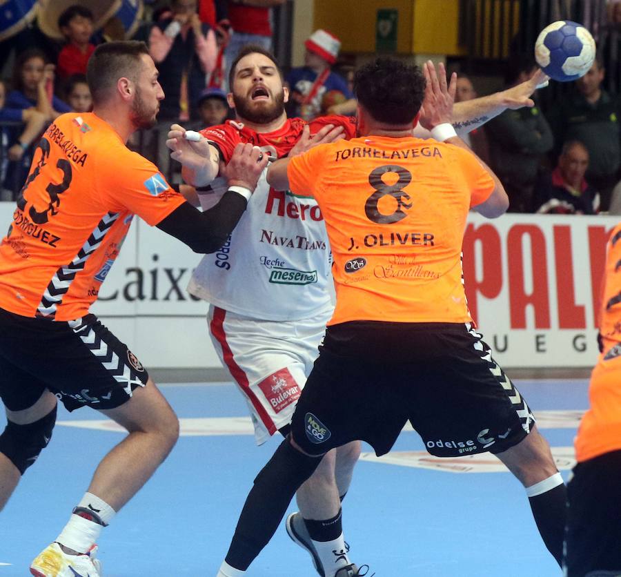 Fotos: Torrelavega infringe la primera derrota en casa del Balonmano Nava