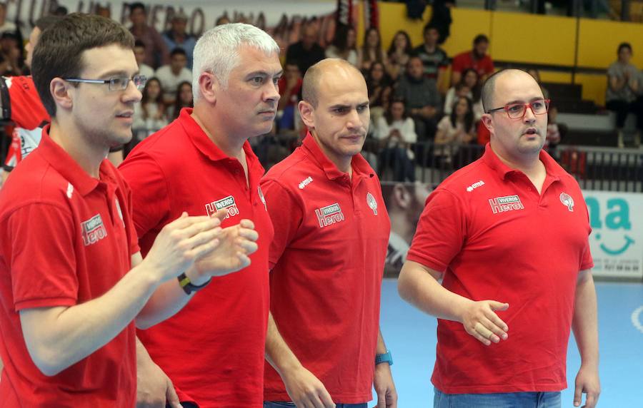 Fotos: Torrelavega infringe la primera derrota en casa del Balonmano Nava