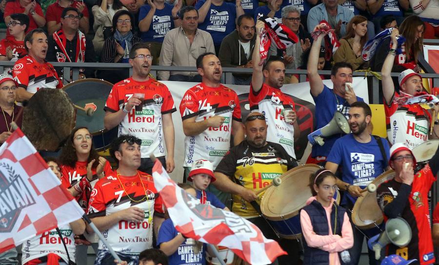 Fotos: Torrelavega infringe la primera derrota en casa del Balonmano Nava