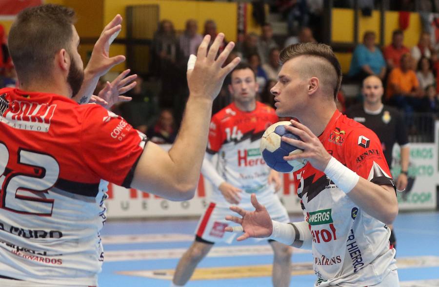 Fotos: Torrelavega infringe la primera derrota en casa del Balonmano Nava