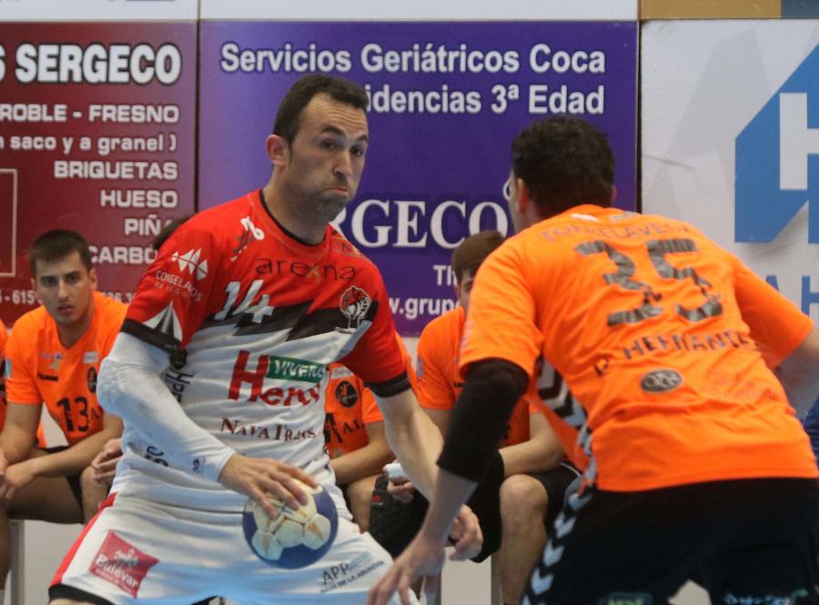 Fotos: Torrelavega infringe la primera derrota en casa del Balonmano Nava
