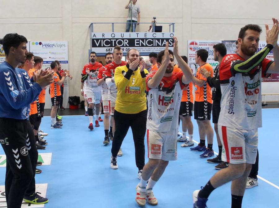 Fotos: Torrelavega infringe la primera derrota en casa del Balonmano Nava