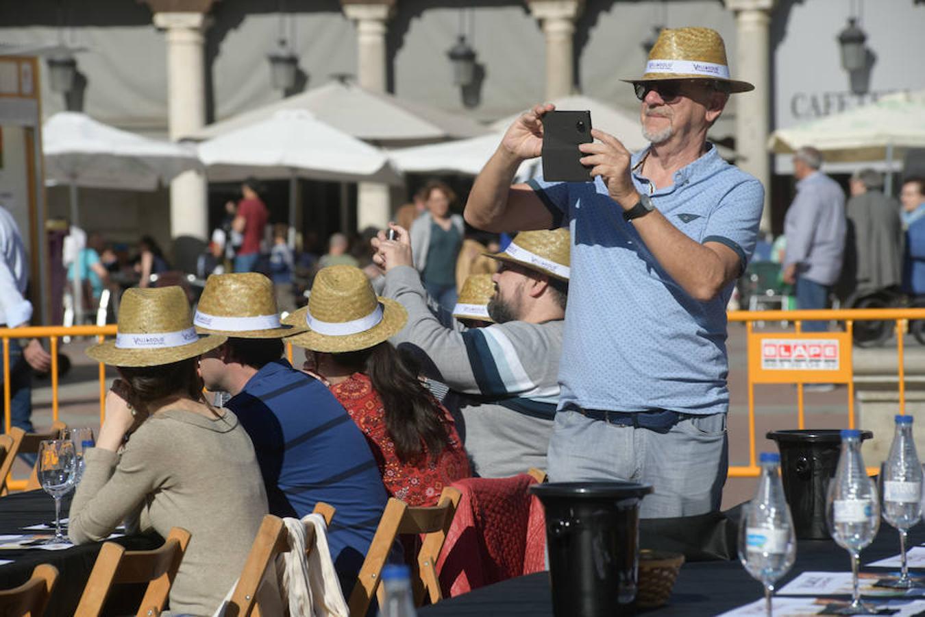 Los asistentes disfrutan de la oferta de las bodegas en la Plaza Mayor de Valladolid