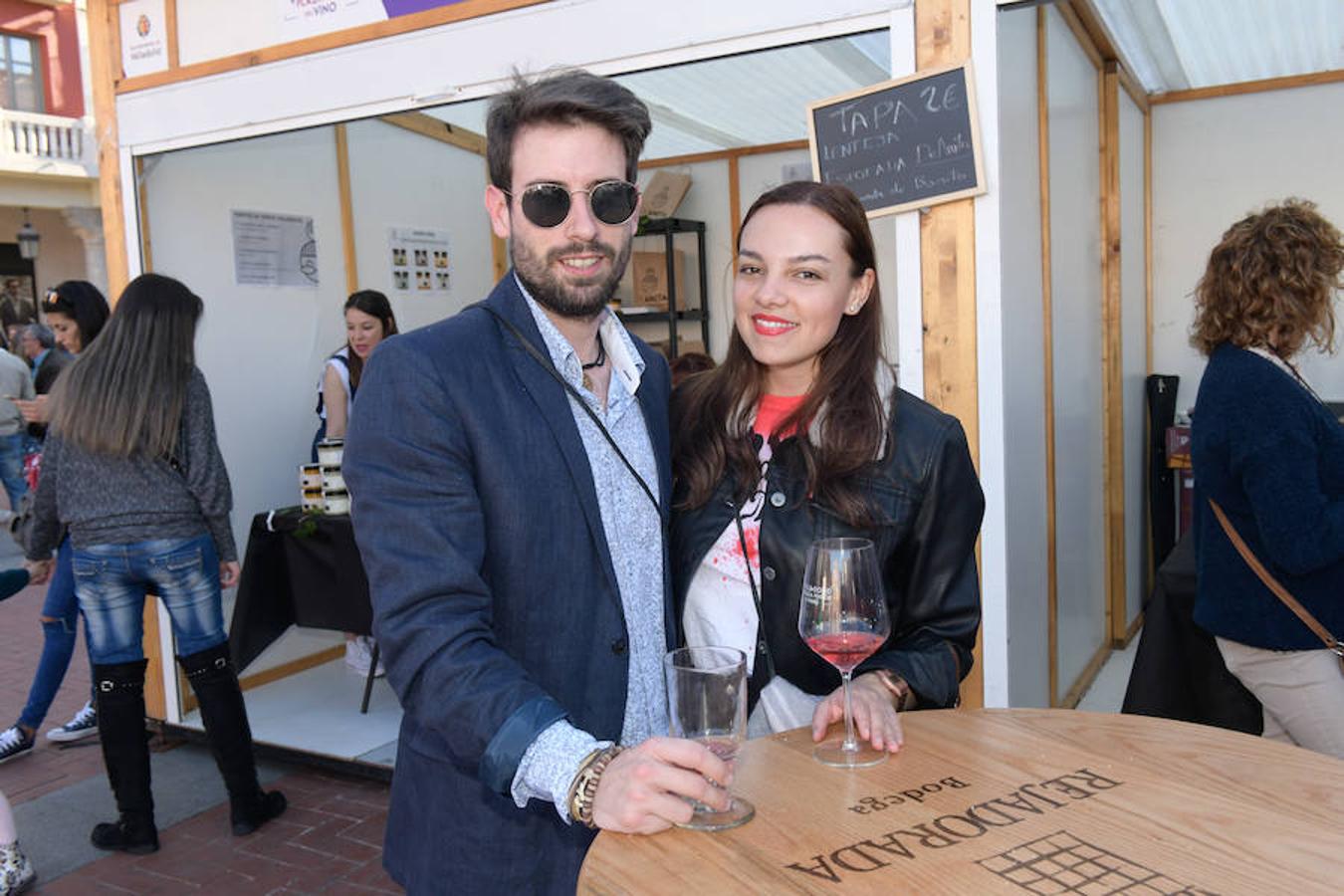 Los asistentes disfrutan de la oferta de las bodegas en la Plaza Mayor de Valladolid