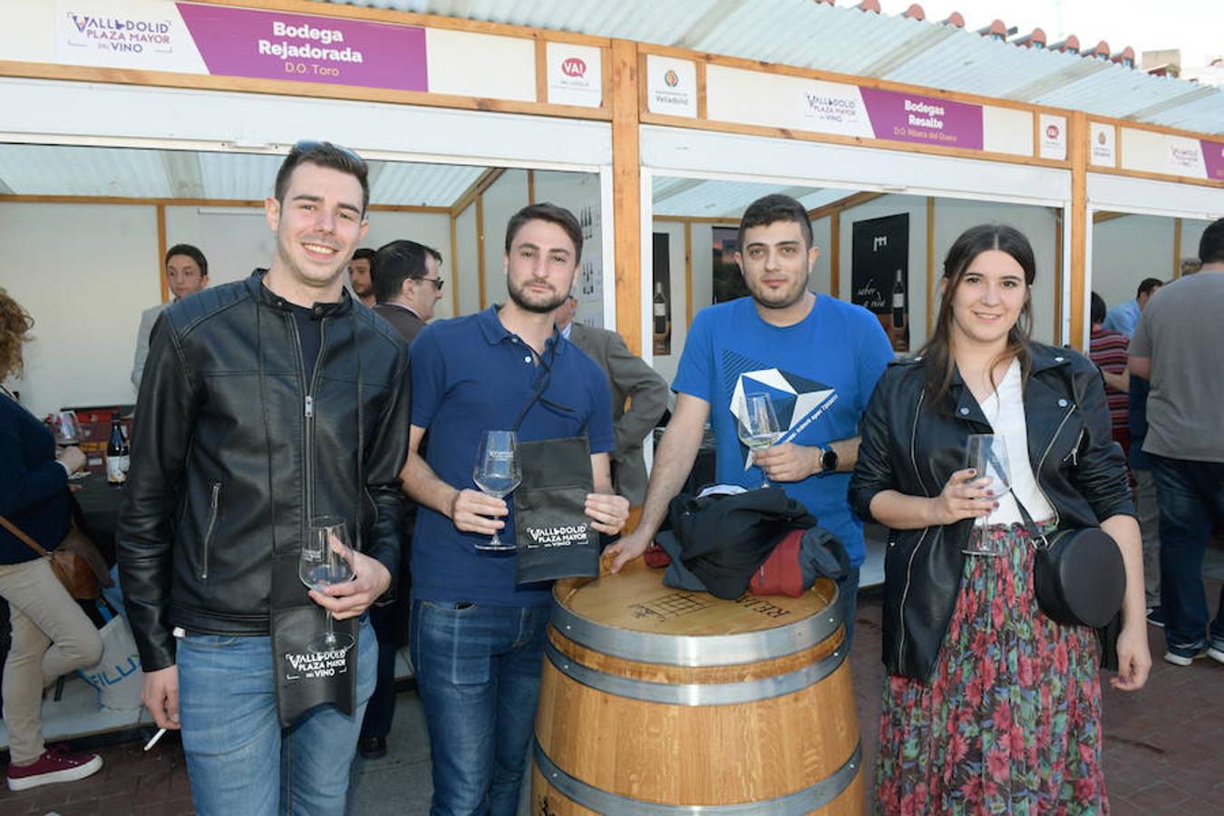 Los asistentes disfrutan de la oferta de las bodegas en la Plaza Mayor de Valladolid