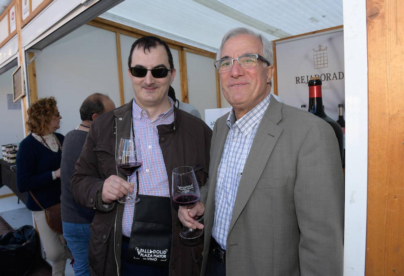 Los asistentes disfrutan de la oferta de las bodegas en la Plaza Mayor de Valladolid