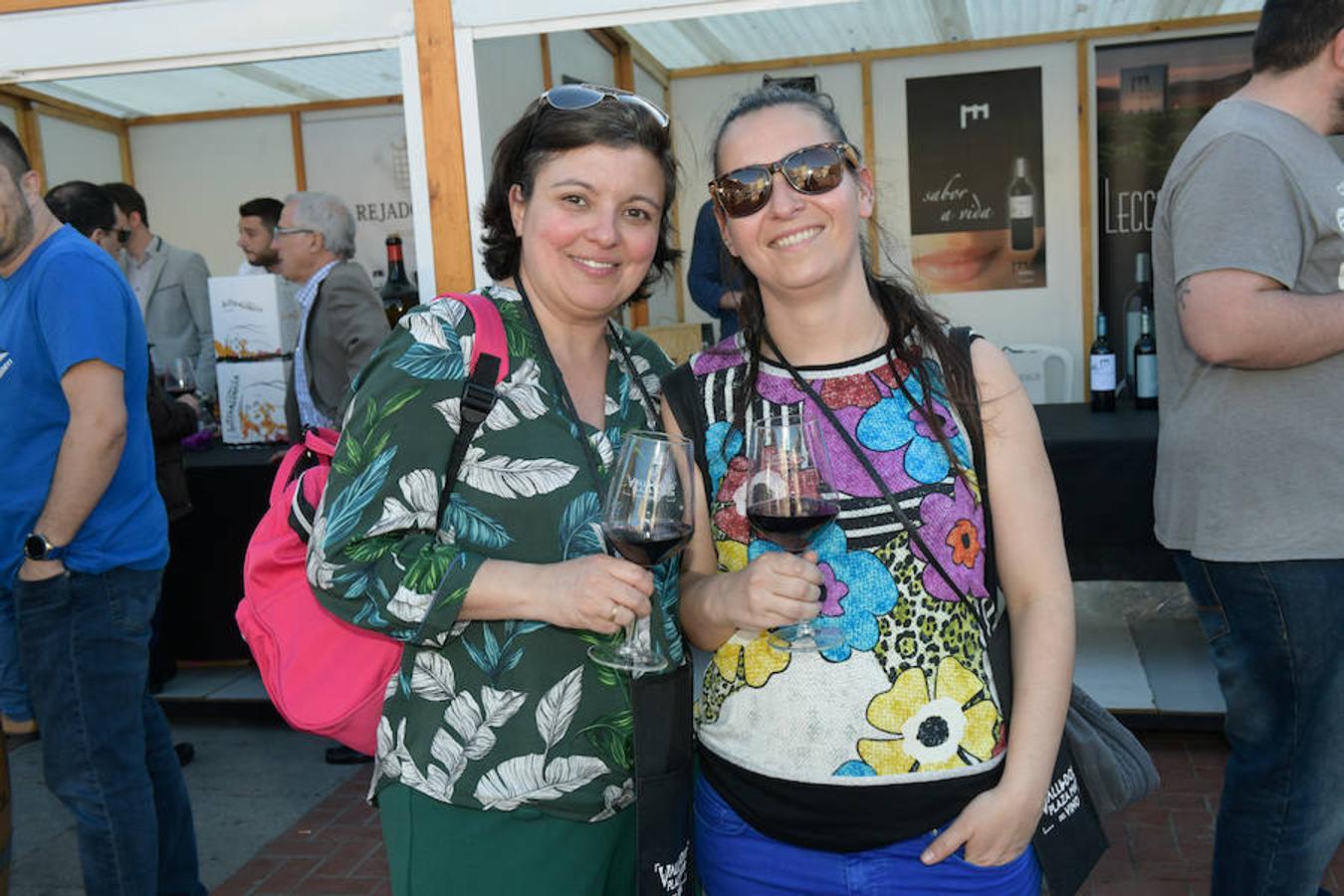 Los asistentes disfrutan de la oferta de las bodegas en la Plaza Mayor de Valladolid