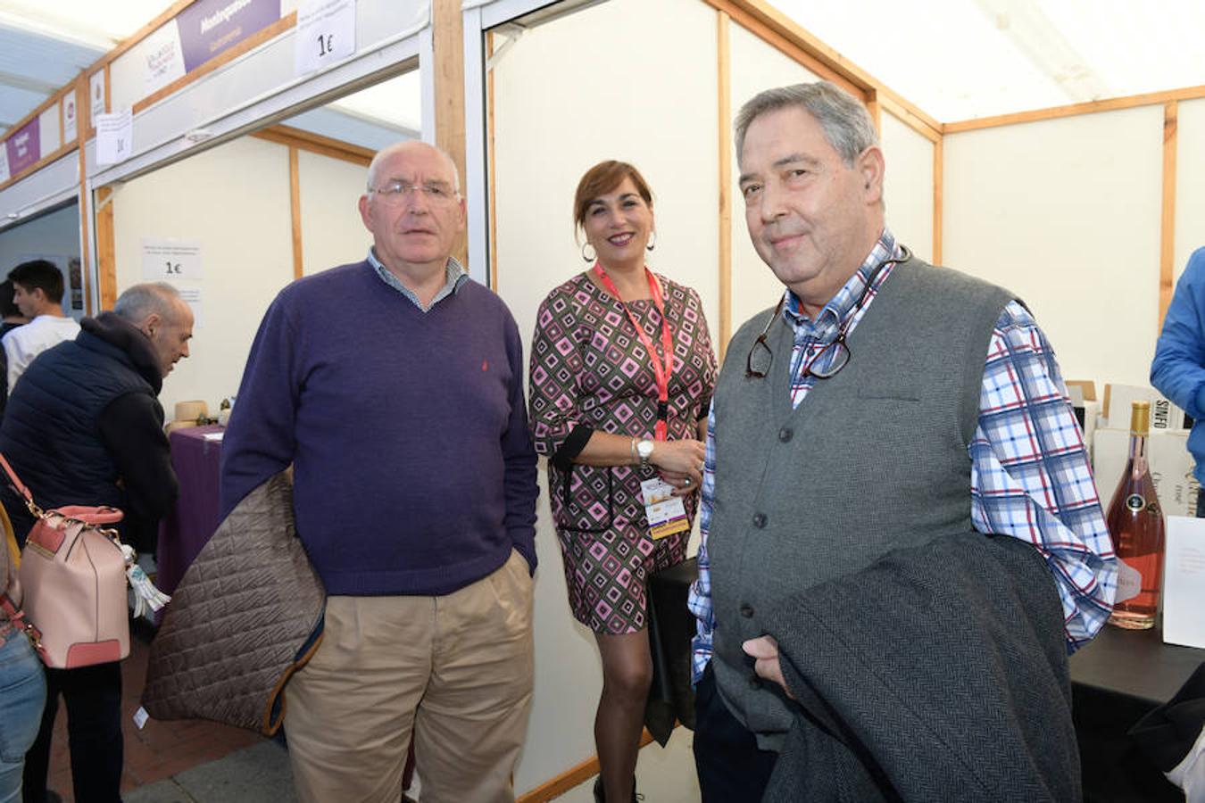 Los asistentes disfrutan de la oferta de las bodegas en la Plaza Mayor de Valladolid