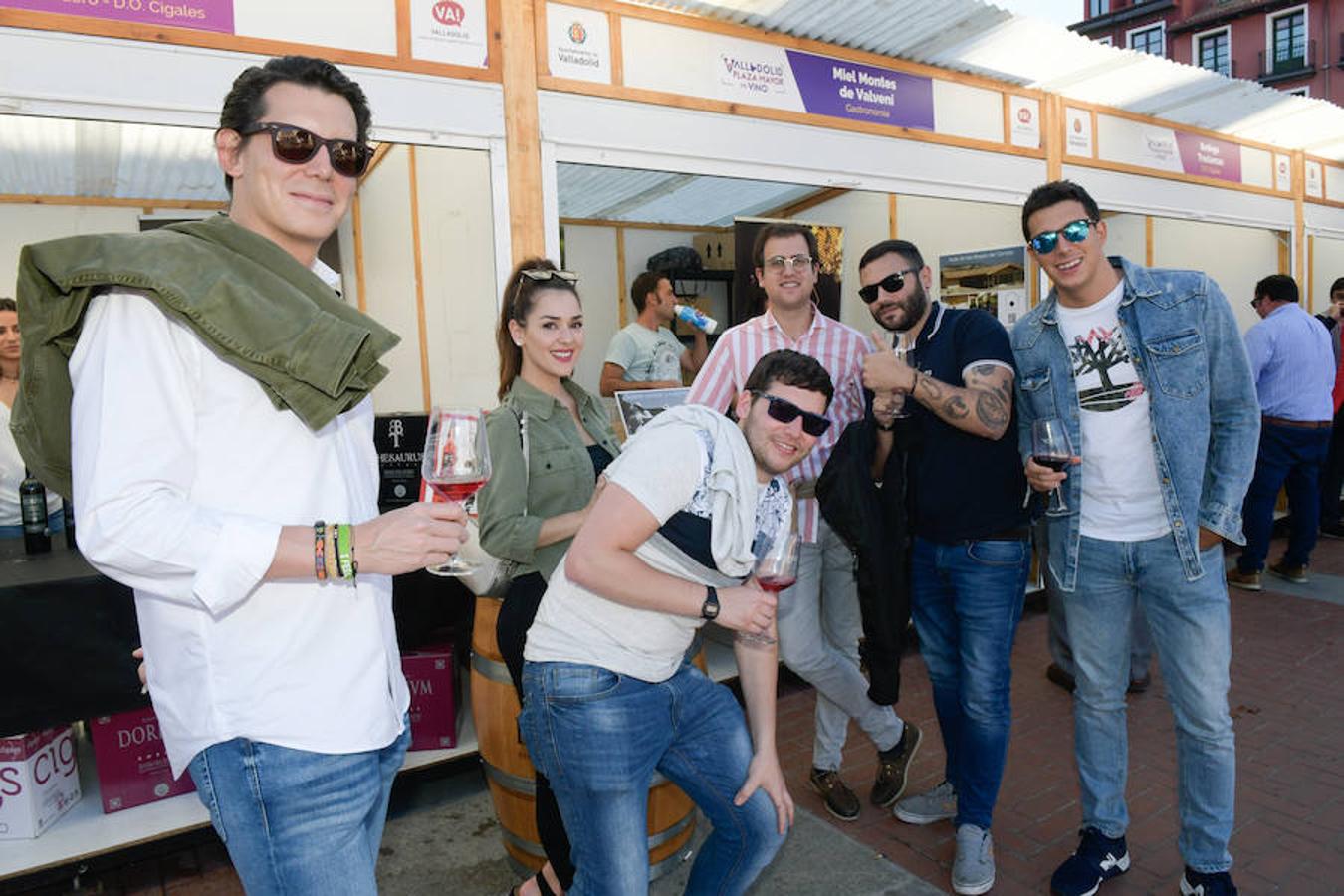 Los asistentes disfrutan de la oferta de las bodegas en la Plaza Mayor de Valladolid