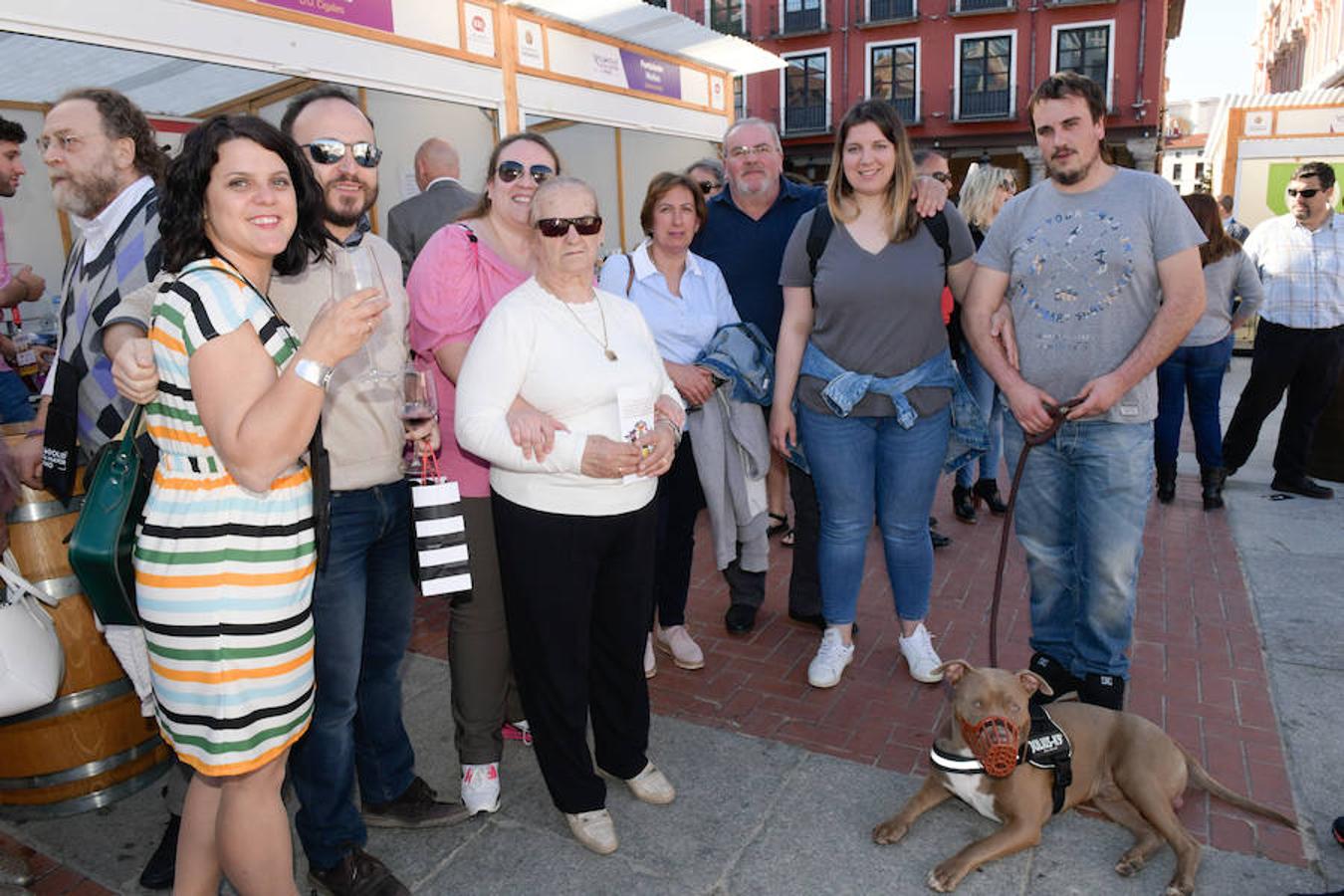 Los asistentes disfrutan de la oferta de las bodegas en la Plaza Mayor de Valladolid