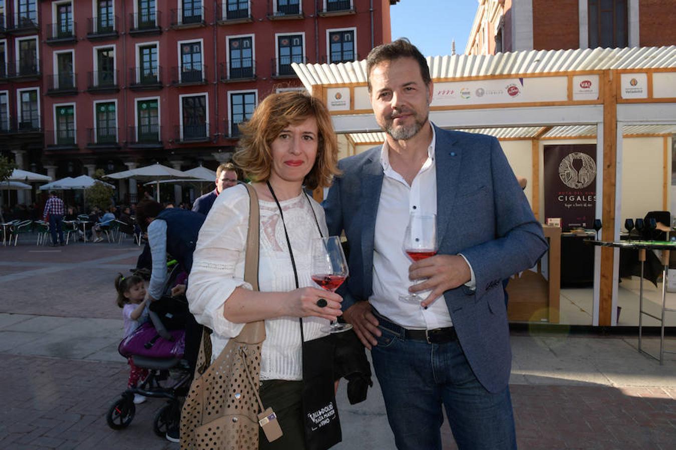 Los asistentes disfrutan de la oferta de las bodegas en la Plaza Mayor de Valladolid