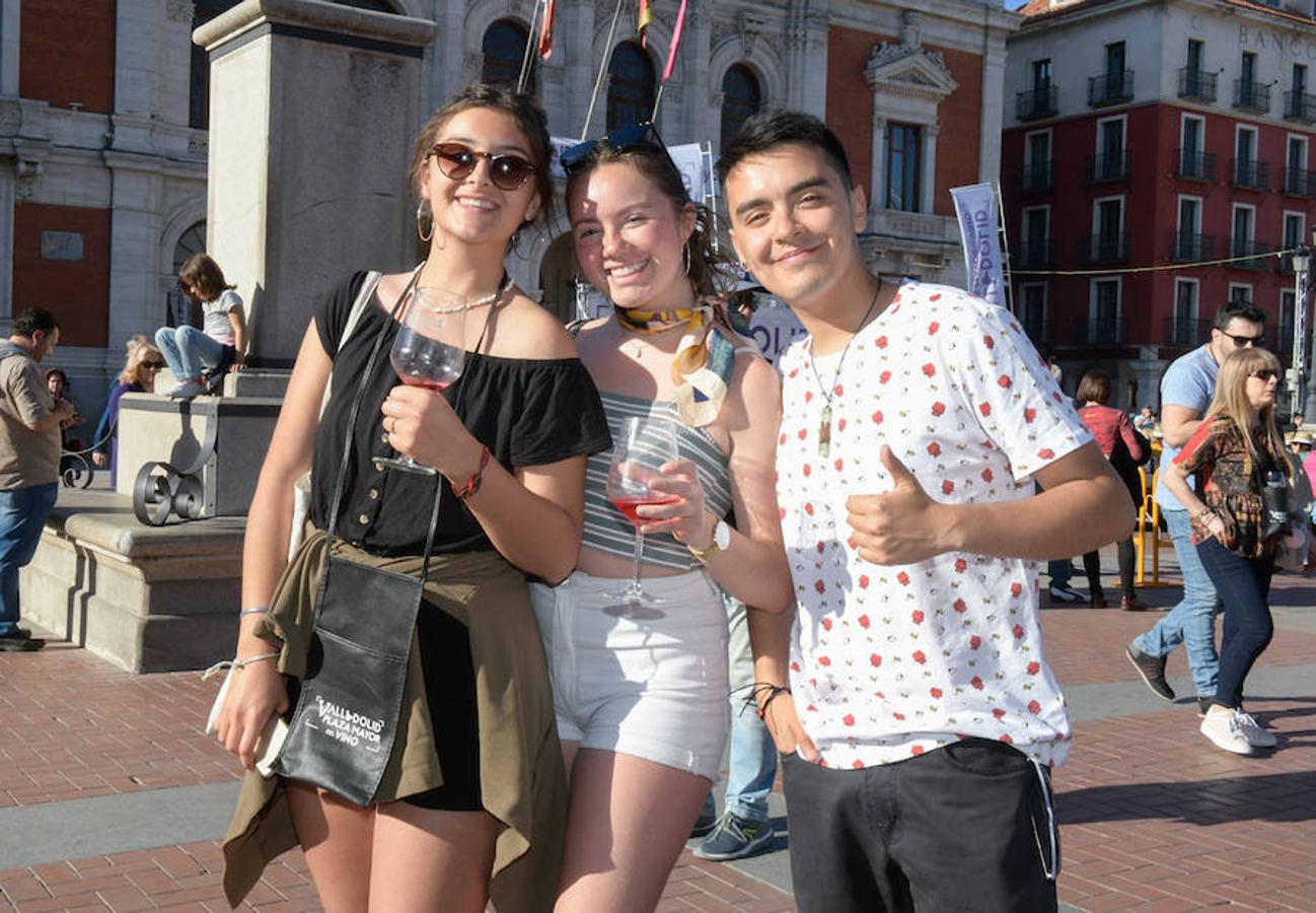 Los asistentes disfrutan de la oferta de las bodegas en la Plaza Mayor de Valladolid