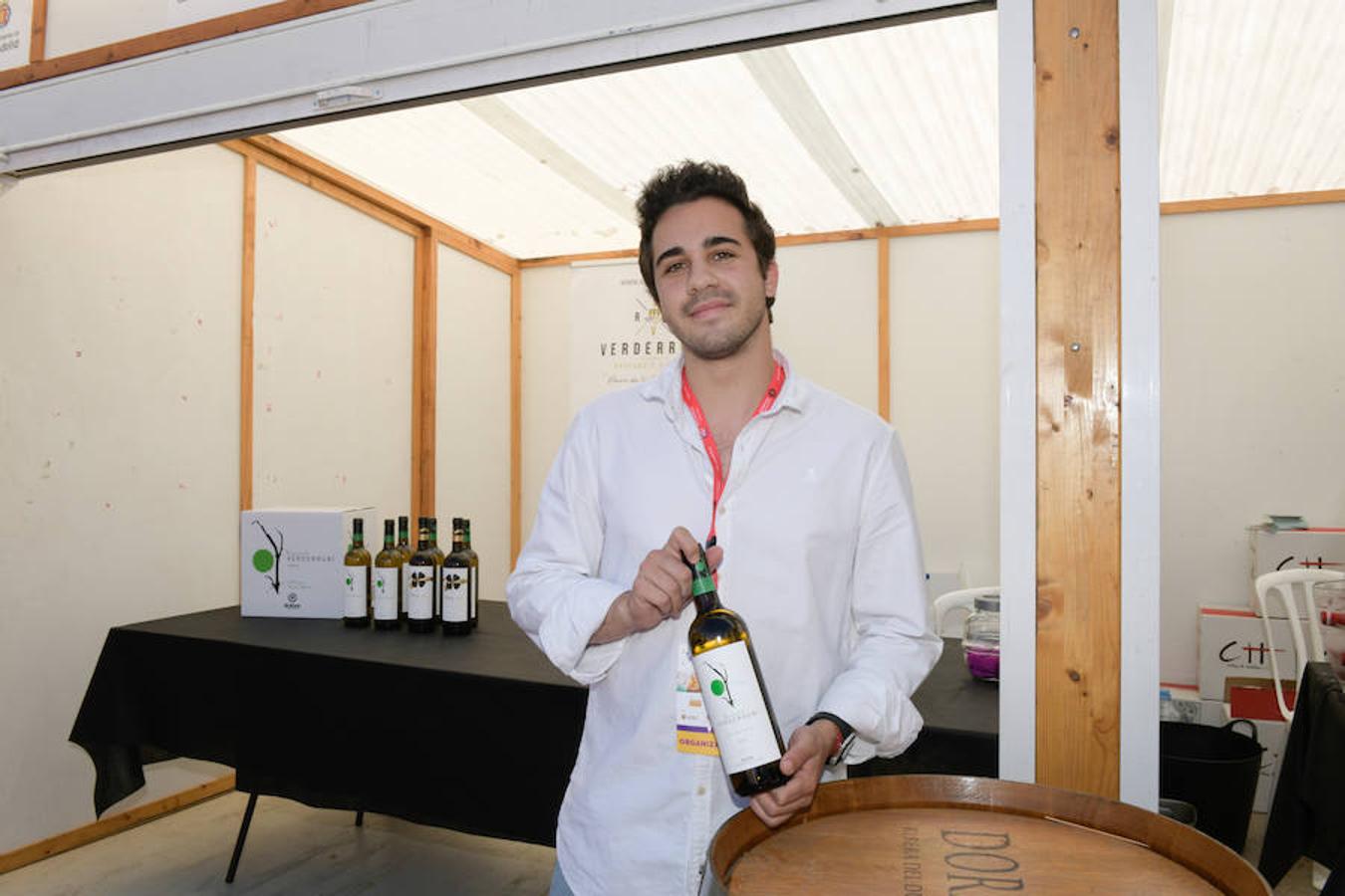 Los asistentes disfrutan de la oferta de las bodegas en la Plaza Mayor de Valladolid