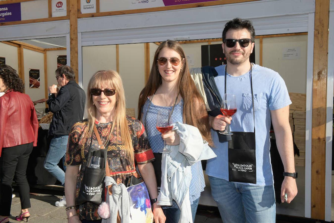 Los asistentes disfrutan de la oferta de las bodegas en la Plaza Mayor de Valladolid