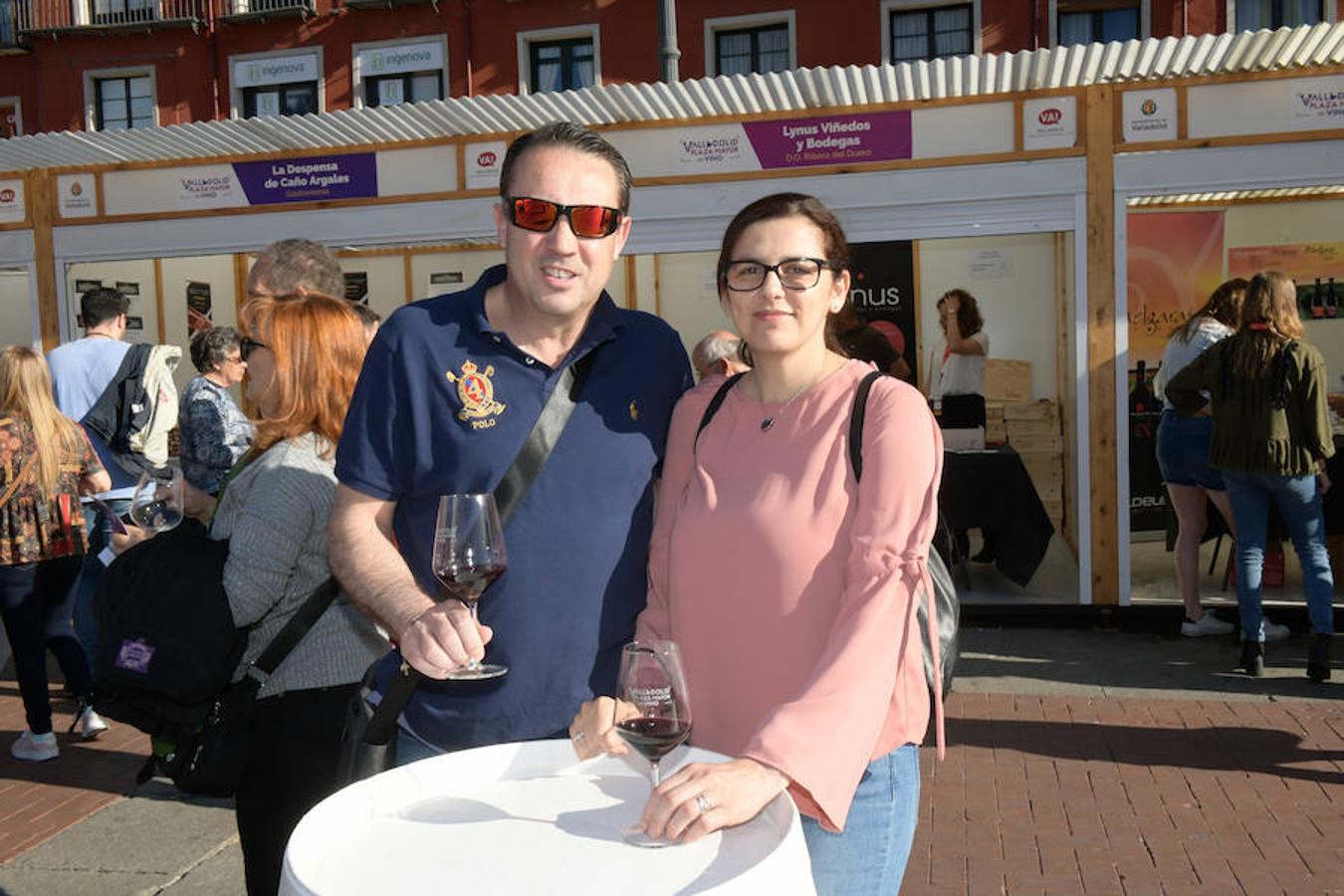 Los asistentes disfrutan de la oferta de las bodegas en la Plaza Mayor de Valladolid