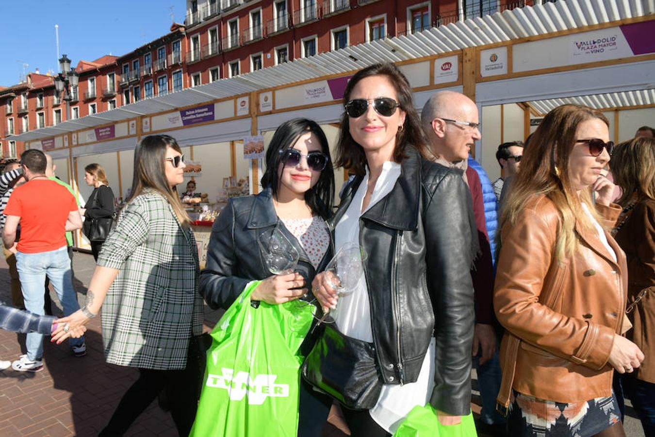 Los asistentes disfrutan de la oferta de las bodegas en la Plaza Mayor de Valladolid