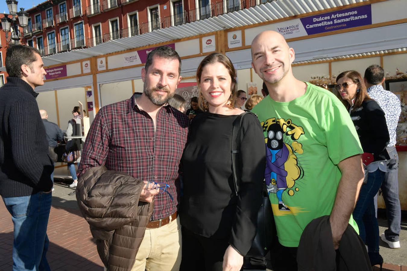 Los asistentes disfrutan de la oferta de las bodegas en la Plaza Mayor de Valladolid