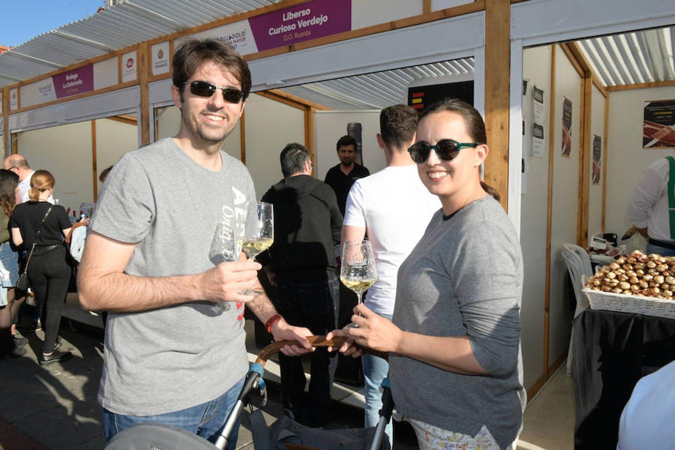 Los asistentes disfrutan de la oferta de las bodegas en la Plaza Mayor de Valladolid