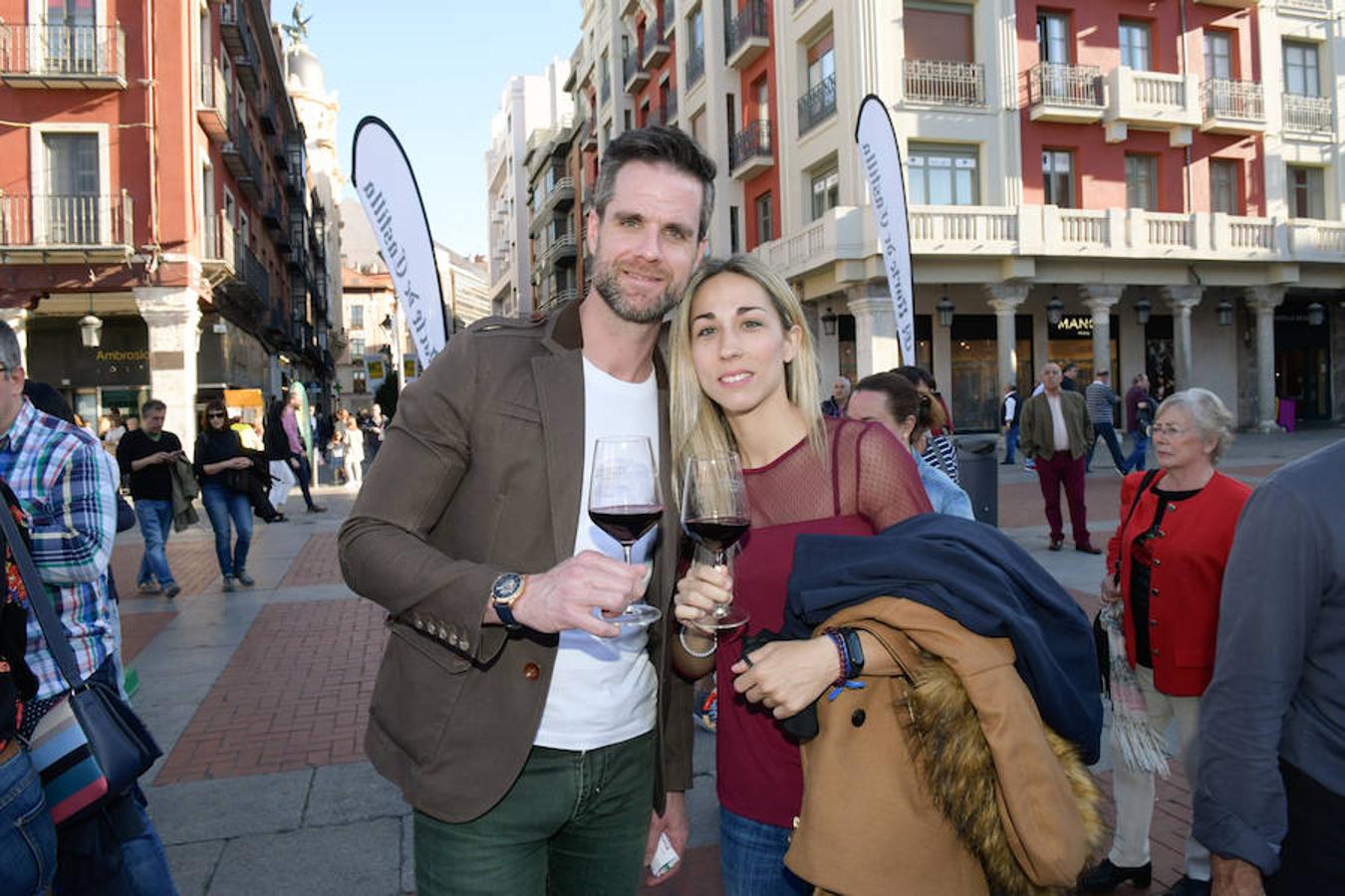 Los asistentes disfrutan de la oferta de las bodegas en la Plaza Mayor de Valladolid