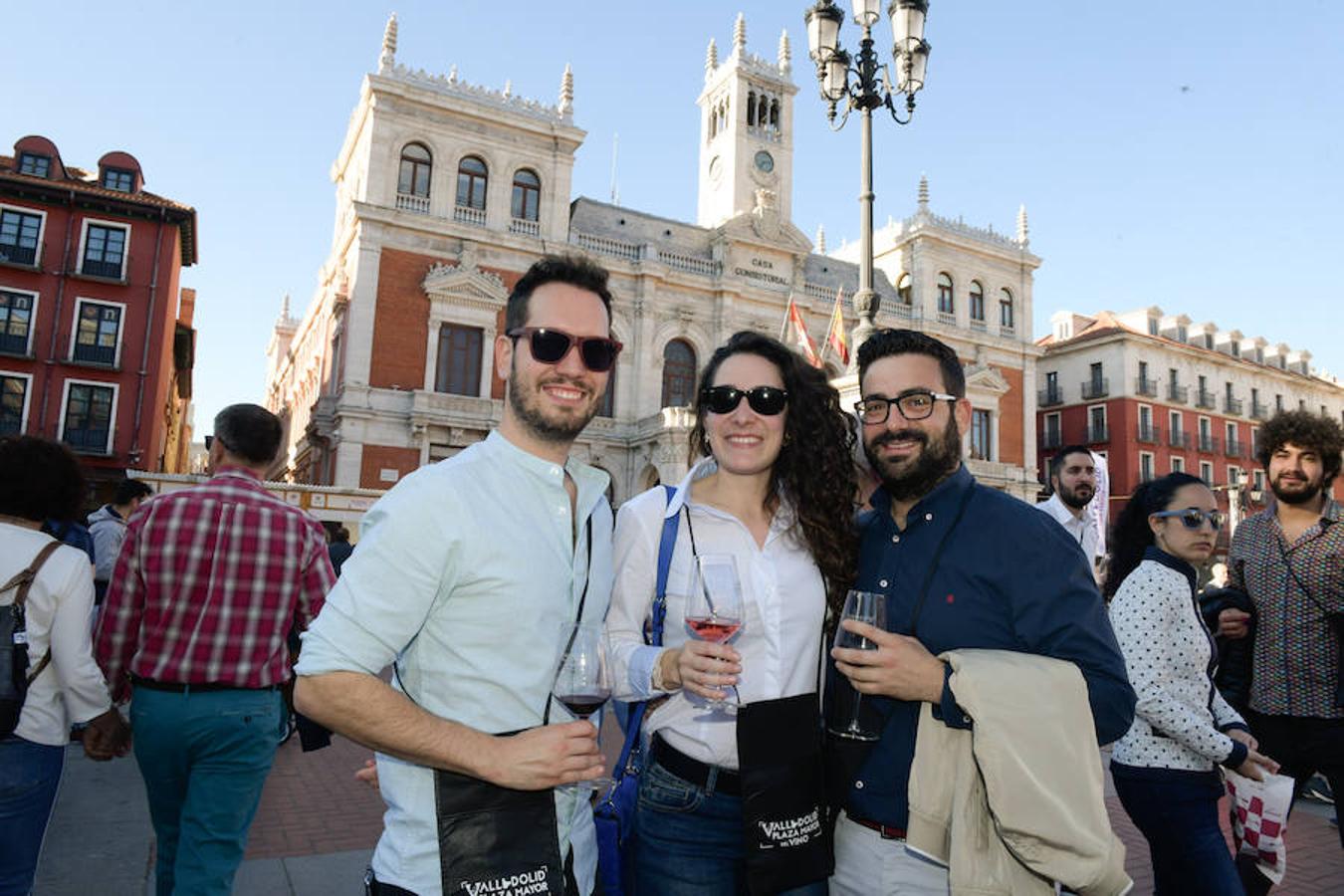 Los asistentes disfrutan de la oferta de las bodegas en la Plaza Mayor de Valladolid