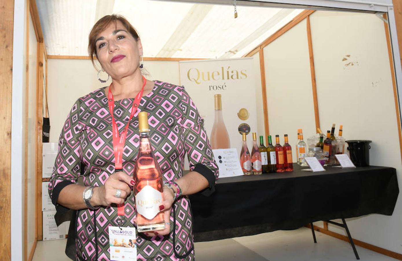 Los asistentes disfrutan de la oferta de las bodegas en la Plaza Mayor de Valladolid