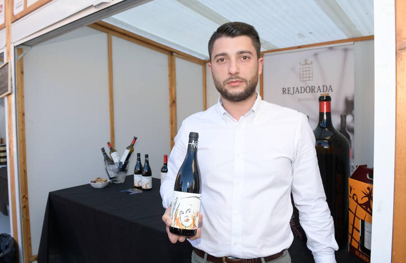 Los asistentes disfrutan de la oferta de las bodegas en la Plaza Mayor de Valladolid