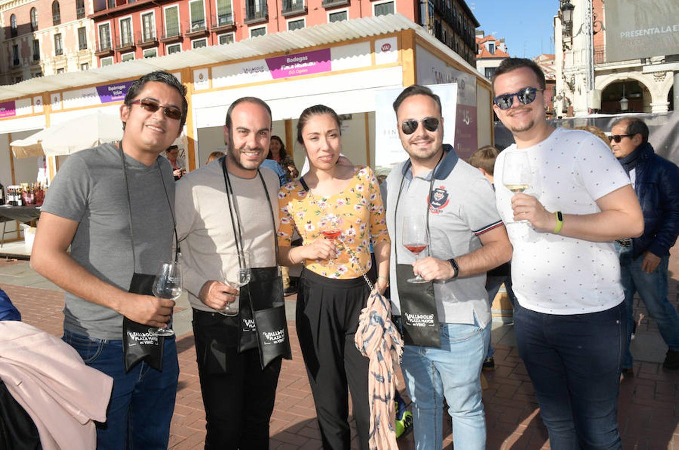Los asistentes disfrutan de la oferta de las bodegas en la Plaza Mayor de Valladolid