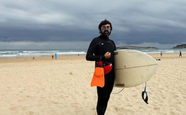 El surfista vallisoletano Ángel Luis Curiel, 'Curi', antes de entrar al agua en Somo.