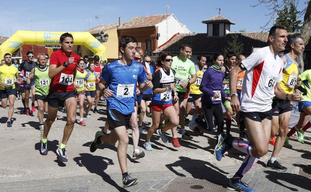 Los atletas toman ayer la salida de 'Los 10.000 de Mariano Haro' en Becerril de Campos. 