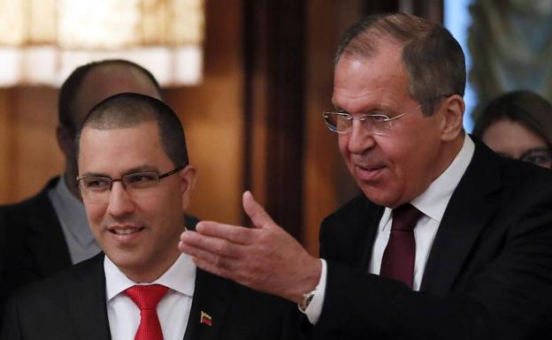 El Ministro de Asuntos Exteriores de Rusia, Sergei Lavrov (d) y el Ministro de Asuntos Exteriores de Venezuela, Jorge Arreaza (i).