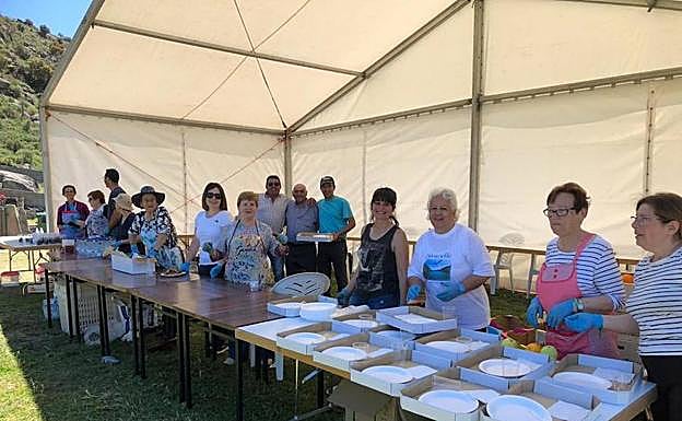 Numerosos vecinos participaron en el reparto de la comida a los senderistas.