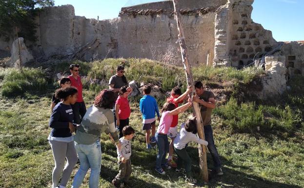 Los niños de San Pelayo levantan el mayo ante la mirada de familiares y amigos