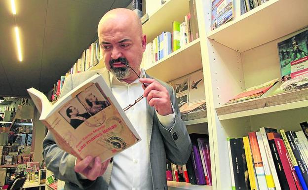Juan Carlos Monroy con su última novela, 'Las manos llenas'. 