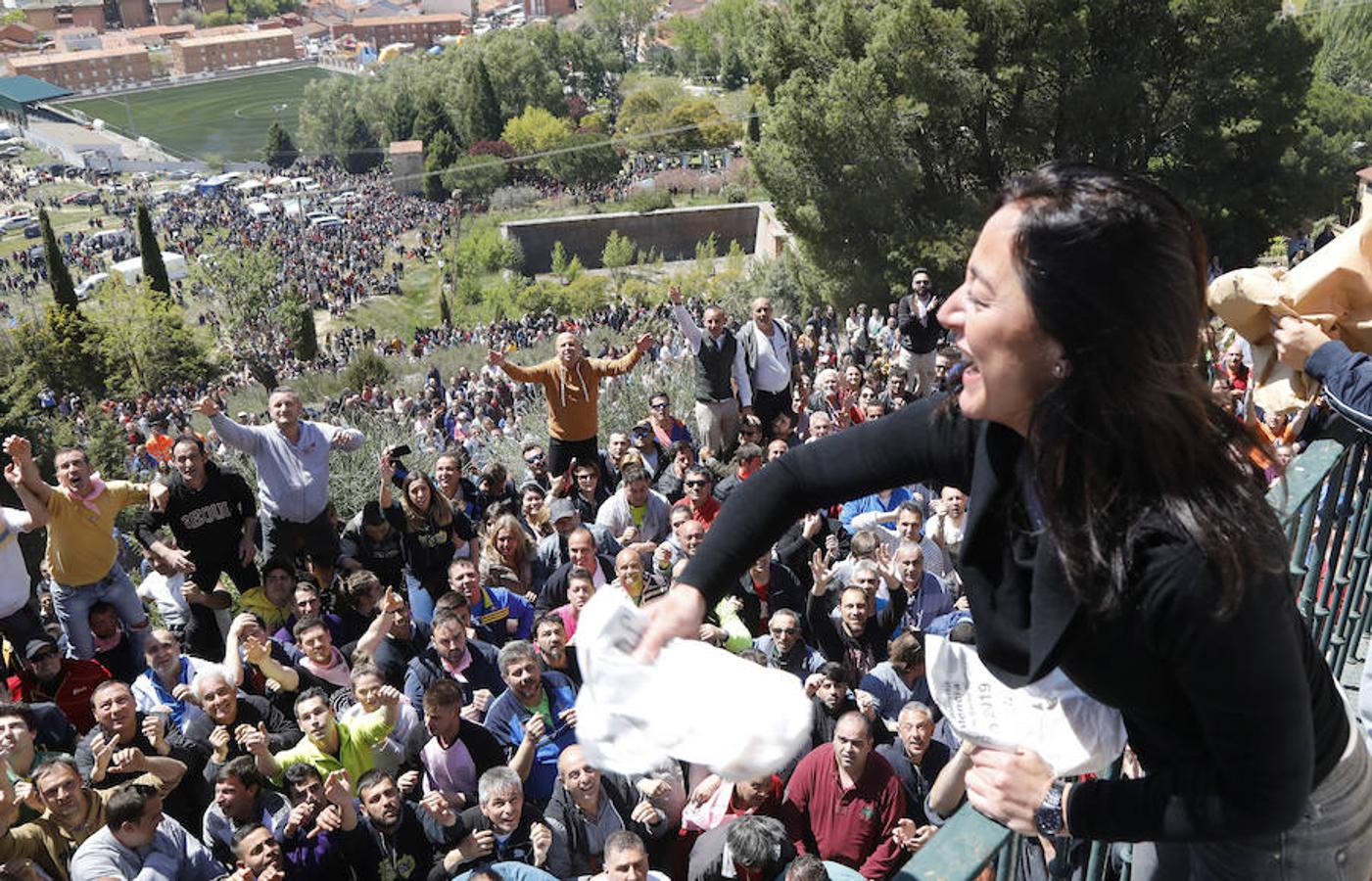 Fotos: Palencia vive la pedrea del pan y el queso