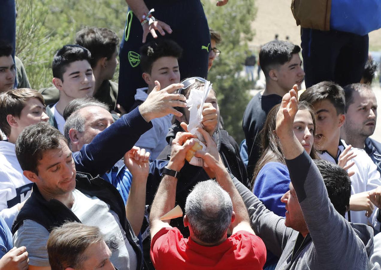 Fotos: Palencia vive la pedrea del pan y el queso