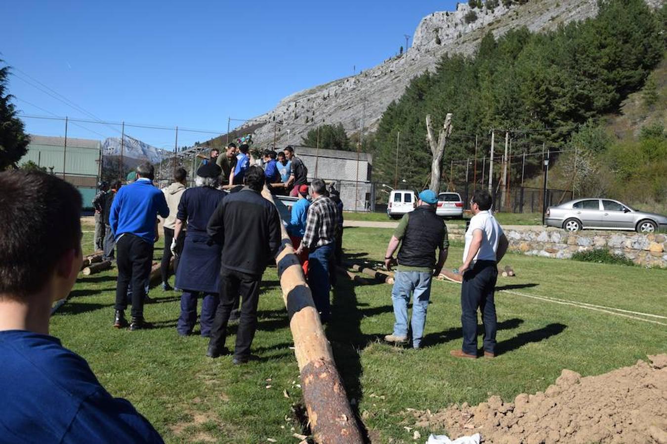 Fotos: Pinada del Mayo en Velilla del Río Carrión