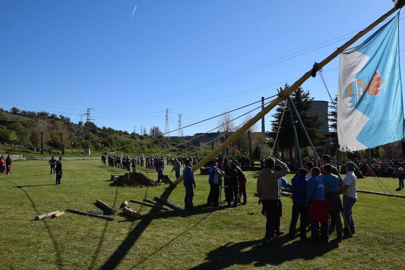 Fotos: Pinada del Mayo en Velilla del Río Carrión