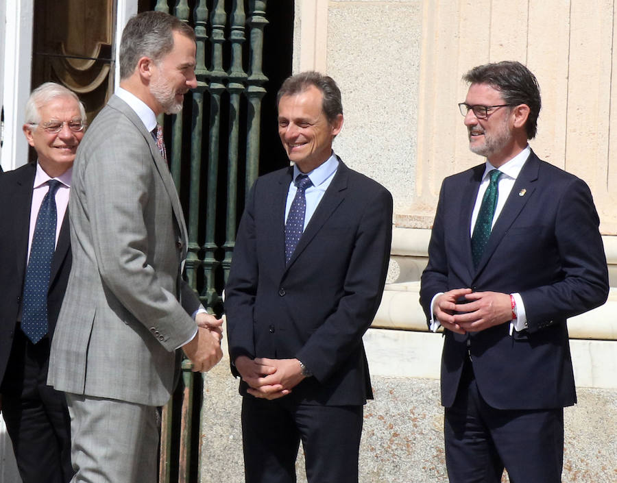 Fotos: El Rey Felipe VI visita La Granja para presidir la reunión del Instituto Elcano
