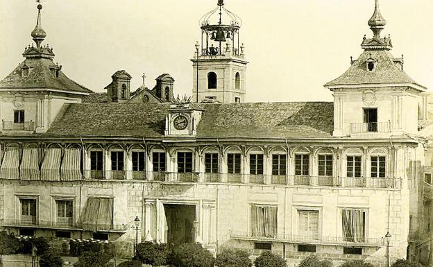 Antigua Casa Consistorial, en la Plaza Mayor. Su derribo comenzó en agosto de 1879.