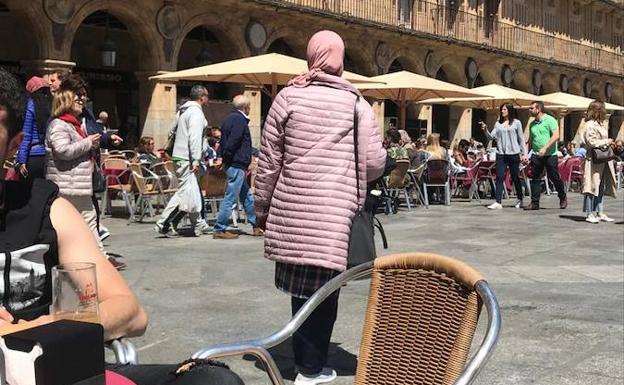 Una mujer musulmana pasea por la Plaza Mayor de la capital salmantina. 