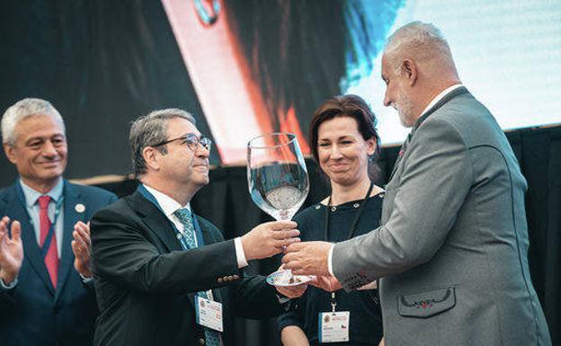 El alcalde de Aigle, Frédéric Borloz, entregó solemnemente la copa de vino del Concours Mondial a Bohumil Šimek, gobernador de la región de Moravia del Sur. 