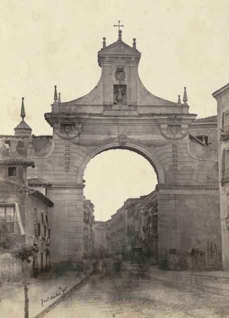 Imagen - Arco de Santiago, a la entrada de la calle del mismo nombre y desmontado meses después de la publicación de la guía.