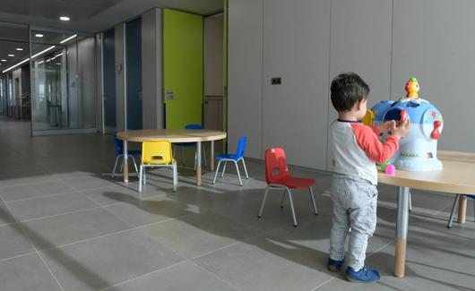 Un pequeño juega mientras espera. :: 