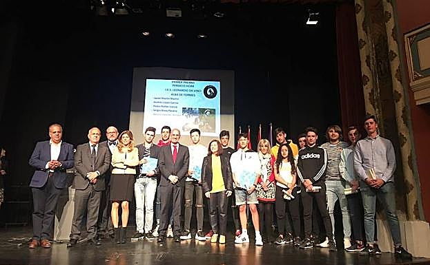 Los tres grupos ganadores con las autoridades presentes en la entrega de premios. 