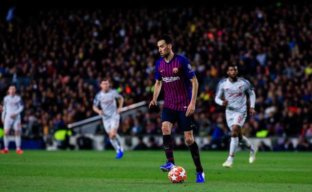 Sergio Busquets, en Anfield ante el Liverpool. 