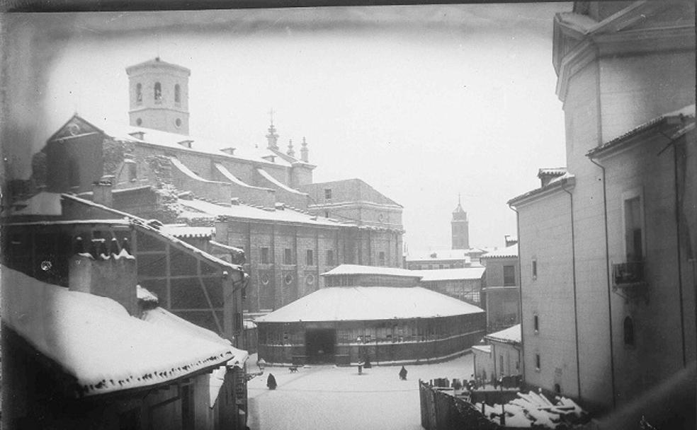 La catedral y, junto a ella, el mercado de Portugalete, que sería eliminado en la ampliación. 