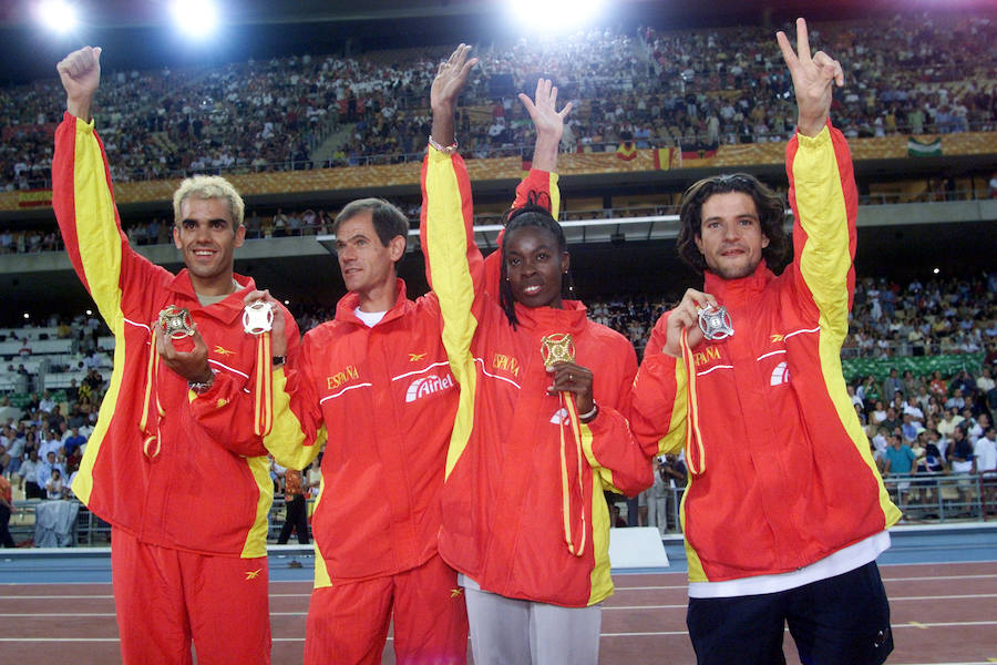 Ceremonia de clausura del Campeonato del Mundo de Atletismo de Sevilla, en 1999, con los medallistas españoles Reyes Estevez, Abel Anton, Niurka Montalvo y Yago Lamela.