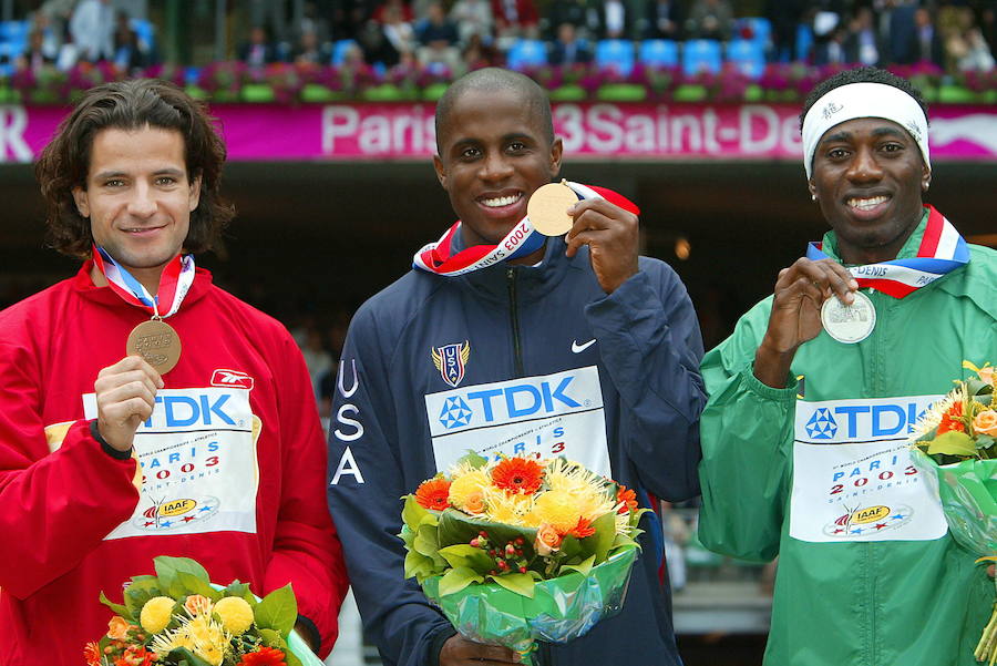 Dwight Phillips (c), ganador del salto de longitud, flanqueado en el podio por James Beckford (d) y Yago Lamela, segundo y tercero, respectivamente, en el Mundial de Atletismo 2003, en París.