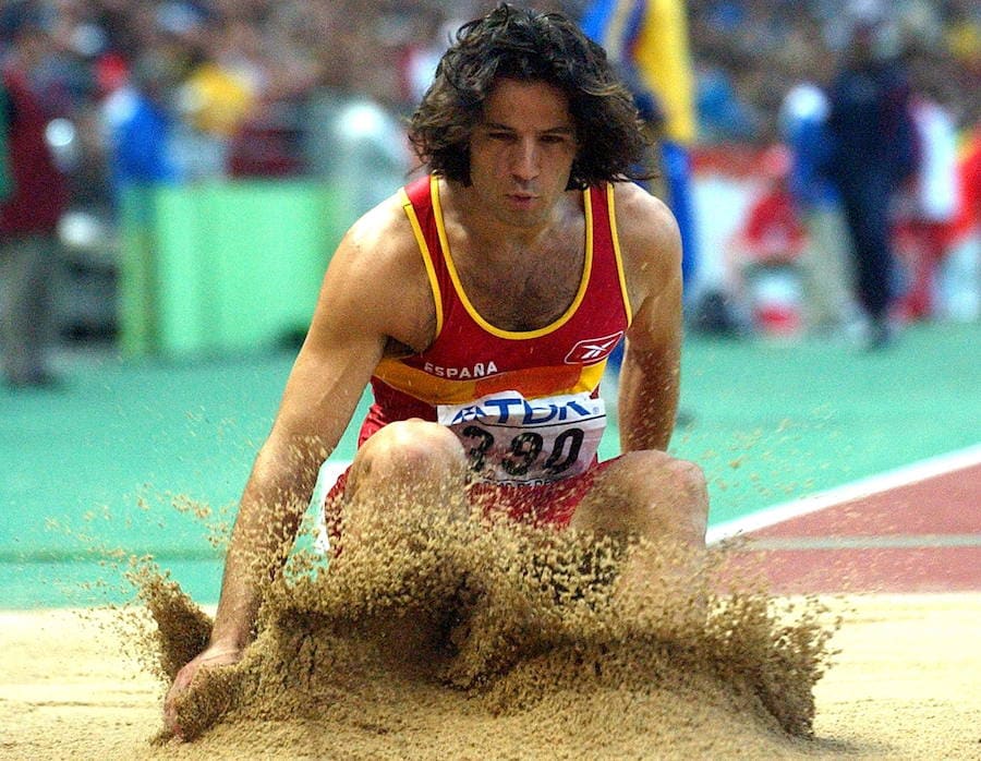 El saltador español Yago Lamela en la prueba de salto de longitud en la que ganó la medalla de bronce en el Mundial de Atletismo de Paris, en 2003.