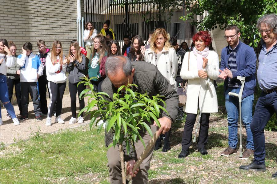 Fotos: Homenaje a Miguel Delibes en el IES Galileo de Valladolid